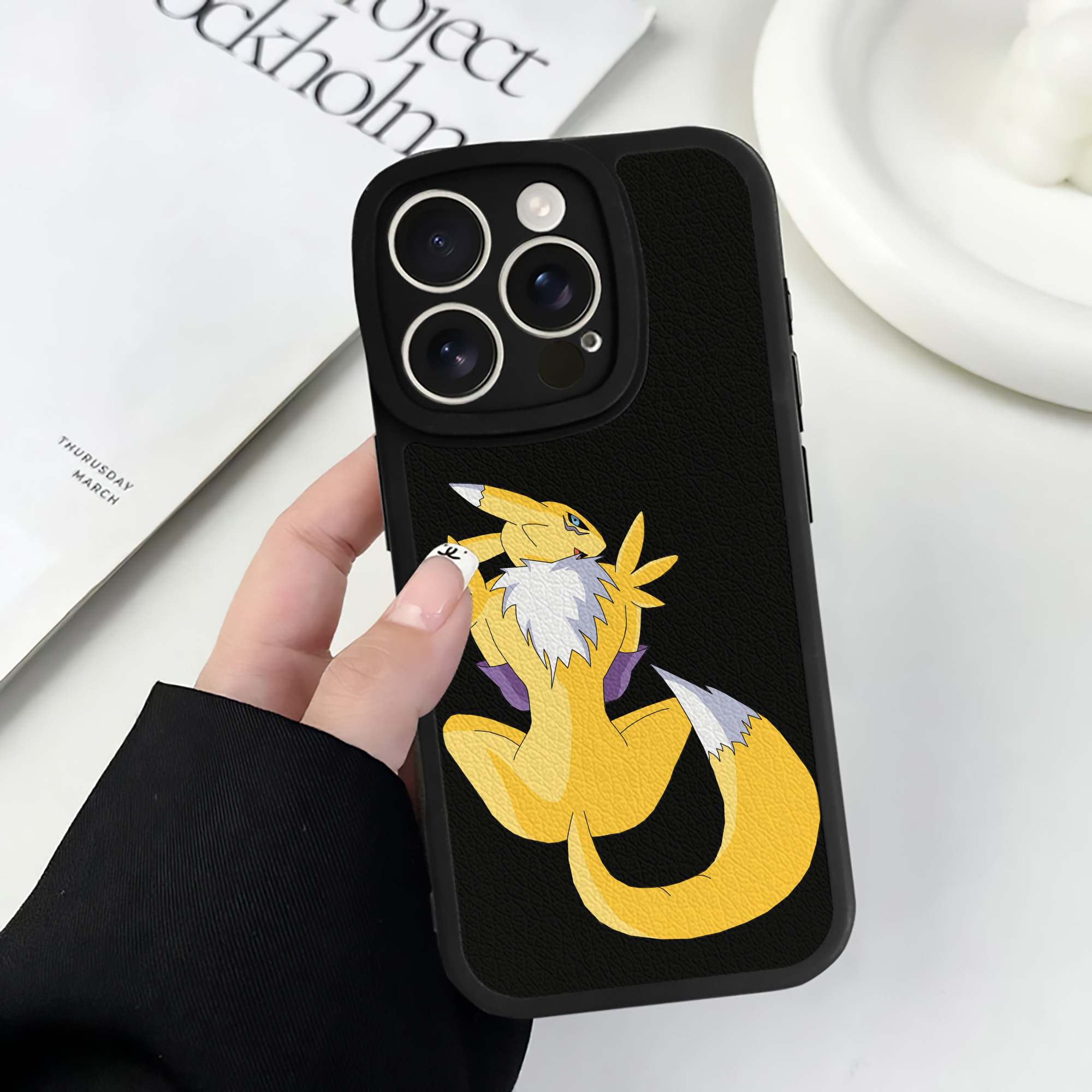 （画像用） Digimon デジタルモンスター/デジモン 【iPhone 16シリーズ対応】シリコンスマホケース（レザー調） 材質：シリコン